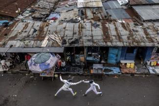 les membres du club Tsavora Fencing Mtaani participant à un combat d'escrime. © Luis Tato / AFP
